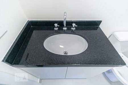 Banheiro de apartamento à venda com 1 quarto, 50m² em Jardim do Salso, Porto Alegre