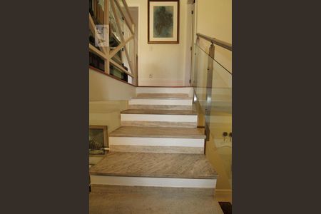 Casa de condomínio à venda com 400m², 3 quartos e 4 vagasEscada