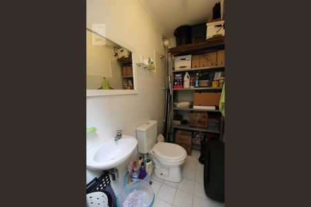 Casa de condomínio à venda com 400m², 3 quartos e 4 vagasBanheiro de Serviço