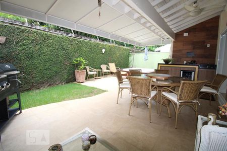 Casa de condomínio à venda com 400m², 3 quartos e 4 vagasQuintal