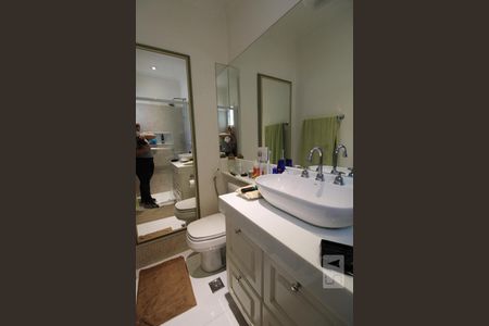 Casa de condomínio à venda com 400m², 3 quartos e 4 vagasBanheiro do Quarto 1 (suíte)