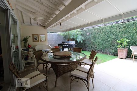 Casa de condomínio à venda com 400m², 3 quartos e 4 vagasQuintal