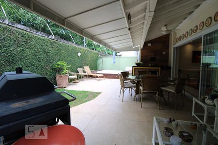 Casa de condomínio à venda com 400m², 3 quartos e 4 vagasQuintal