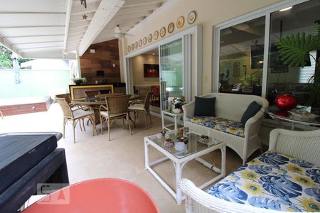 Casa de condomínio à venda com 400m², 3 quartos e 4 vagasQuintal