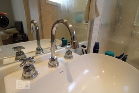 Casa de condomínio à venda com 400m², 3 quartos e 4 vagasBanheiro do Quarto 1 (suíte)