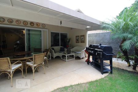 Casa de condomínio à venda com 400m², 3 quartos e 4 vagasQuintal