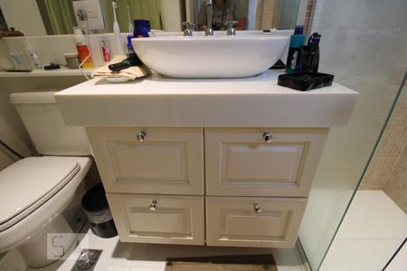 Casa de condomínio à venda com 400m², 3 quartos e 4 vagasBanheiro do Quarto 1 (suíte)