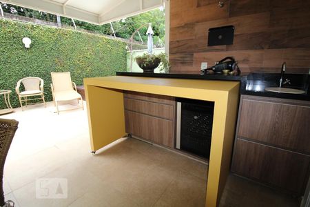 Casa de condomínio à venda com 400m², 3 quartos e 4 vagasQuintal