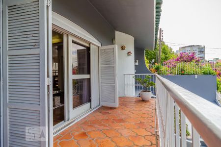 Casa à venda com 290m², 3 quartos e 2 vagas Casa à venda com 290m², 3 quartos e 2 vagasVaranda