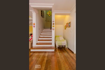 Casa à venda com 290m², 3 quartos e 2 vagas Casa à venda com 290m², 3 quartos e 2 vagasSala