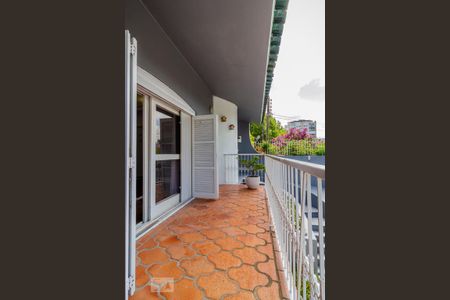 Casa à venda com 290m², 3 quartos e 2 vagas Casa à venda com 290m², 3 quartos e 2 vagasVaranda