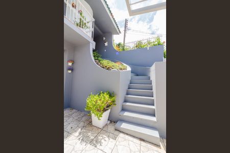 Casa à venda com 290m², 3 quartos e 2 vagas Casa à venda com 290m², 3 quartos e 2 vagasEscada