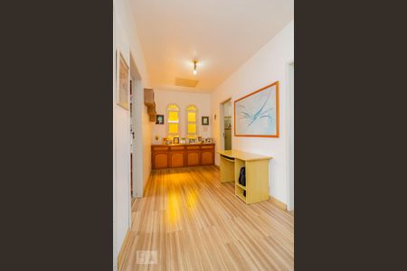 Casa à venda com 290m², 3 quartos e 2 vagas Casa à venda com 290m², 3 quartos e 2 vagasCorredor