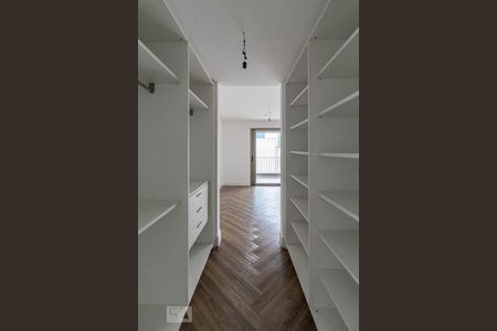 Closet de kitnet/studio para alugar com 1 quarto, 62m² em Itaim Bibi, São Paulo