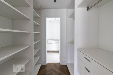 Closet de kitnet/studio para alugar com 1 quarto, 62m² em Itaim Bibi, São Paulo