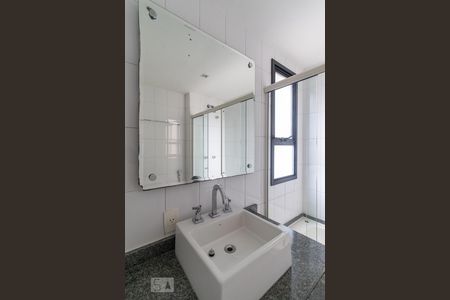 Apartamento para alugar com 75m², 2 quartos e 1 vaga Apartamento para alugar com 75m², 2 quartos e 1 vagaBanheiro da suíte