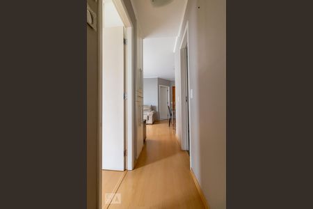 Corredor de apartamento para alugar com 2 quartos, 75m² em Pinheiros, São Paulo