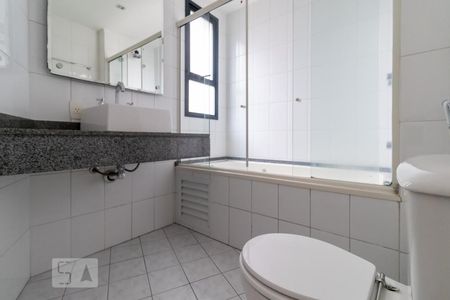 Apartamento para alugar com 75m², 2 quartos e 1 vaga Apartamento para alugar com 75m², 2 quartos e 1 vagaBanheiro da suíte