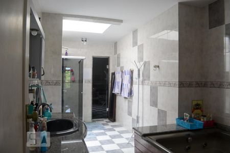 Banheiro suíte master  de apartamento à venda com 4 quartos, 290m² em Jardim Guanabara, Rio de Janeiro