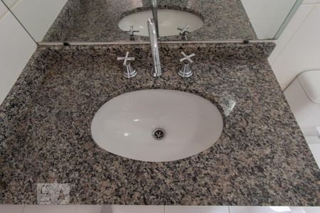 Detalhe banheiro de kitnet/studio para alugar com 1 quarto, 36m² em Centro, Curitiba