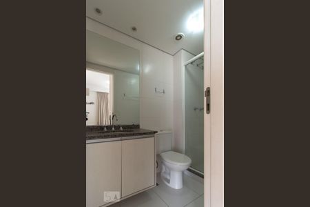Banheiro de kitnet/studio para alugar com 1 quarto, 36m² em Centro, Curitiba