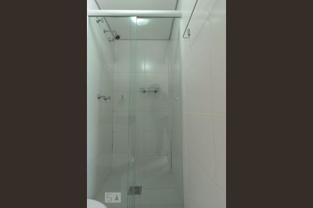 Banheiro de kitnet/studio para alugar com 1 quarto, 36m² em Centro, Curitiba