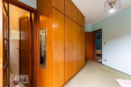 Casa à venda com 505m², 4 quartos e 8 vagasSuíte 2