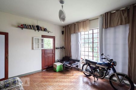 Sala  de casa à venda com 3 quartos, 240m² em Santa Efigênia, Belo Horizonte