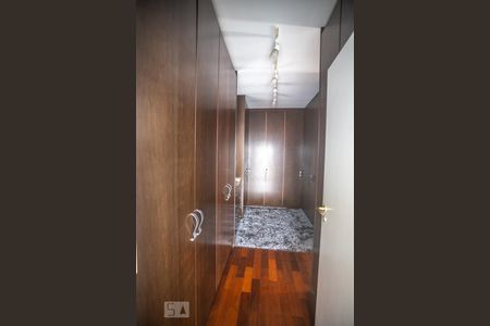 Casa à venda com 482m², 3 quartos e 6 vagasCloset suíte 2