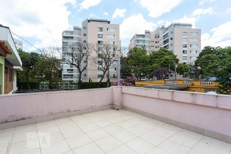 Casa à venda com 500m², 6 quartos e 3 vagas Casa à venda com 500m², 6 quartos e 3 vagasVaranda
