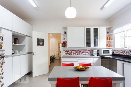 Casa à venda com 500m², 6 quartos e 3 vagas Casa à venda com 500m², 6 quartos e 3 vagasCozinha