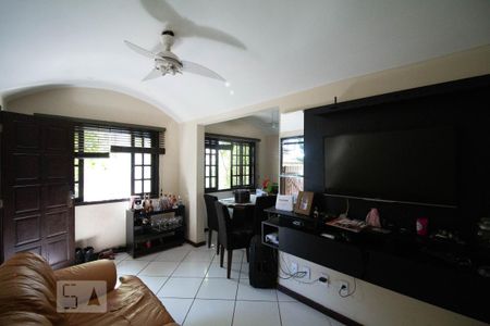 Sala de casa de condomínio à venda com 3 quartos, 118m² em Sapê, Niterói