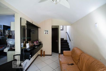 Sala de casa de condomínio à venda com 3 quartos, 118m² em Sapê, Niterói