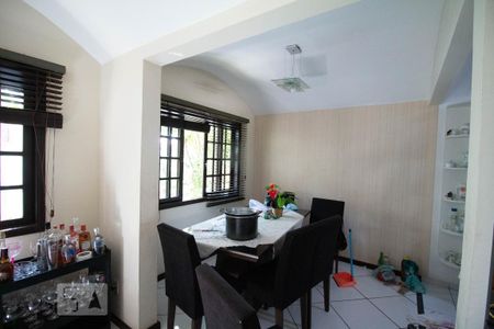 Sala de casa de condomínio à venda com 3 quartos, 118m² em Sapê, Niterói