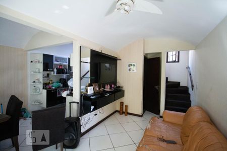 Sala de casa de condomínio à venda com 3 quartos, 118m² em Sapê, Niterói