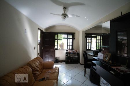 Sala de casa de condomínio à venda com 3 quartos, 118m² em Sapê, Niterói