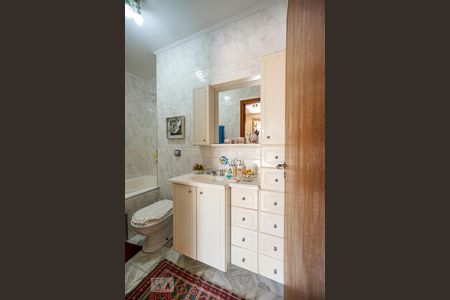 Casa à venda com 600m², 4 quartos e 2 vagasBanheiro da suíte