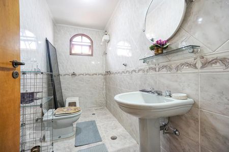 Casa à venda com 600m², 4 quartos e 2 vagasBanheiro social 01