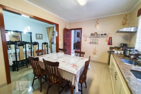 Casa à venda com 250m², 3 quartos e 4 vagas Casa à venda com 250m², 3 quartos e 4 vagasCozinha