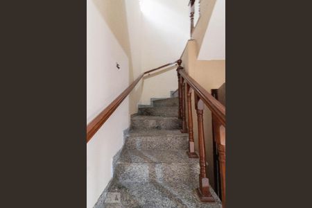 Casa para alugar com 150m², 4 quartos e 1 vaga Casa para alugar com 150m², 4 quartos e 1 vagaEscada