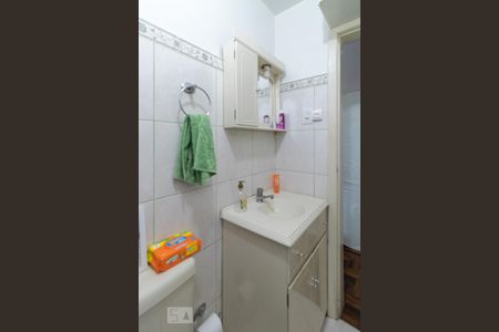Banheiro de apartamento à venda com 1 quarto, 42m² em Santo Antônio, Porto Alegre