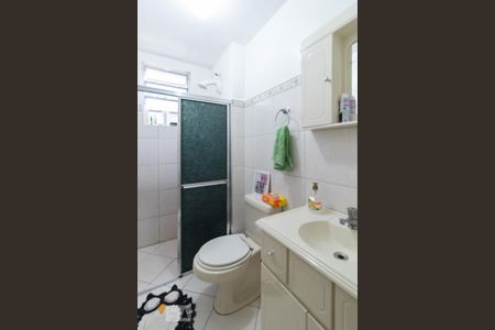 Banheiro de apartamento à venda com 1 quarto, 42m² em Santo Antônio, Porto Alegre