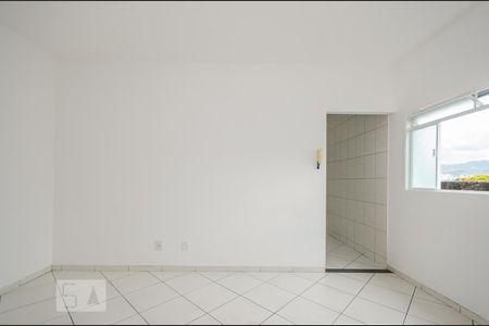 Sala de casa para alugar com 2 quartos, 72m² em Salgado Filho, Belo Horizonte