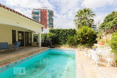Casa à venda com 300m², 4 quartos e 4 vagasPiscina