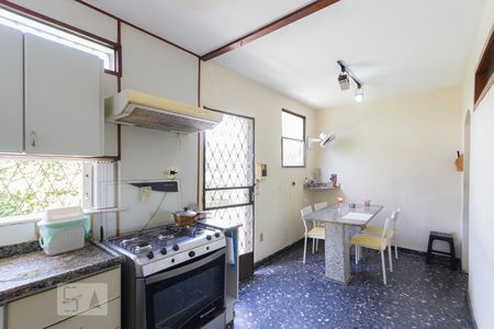 Casa à venda com 300m², 4 quartos e 4 vagasCozinha e Copa