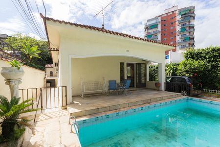 Casa à venda com 300m², 4 quartos e 4 vagasFachada