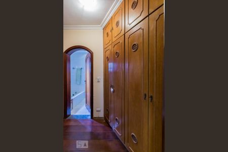 Casa à venda com 274m², 4 quartos e 5 vagas Casa à venda com 274m², 4 quartos e 5 vagasCloset da Suíte 2