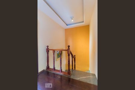 Casa à venda com 274m², 4 quartos e 5 vagas Casa à venda com 274m², 4 quartos e 5 vagasEscada