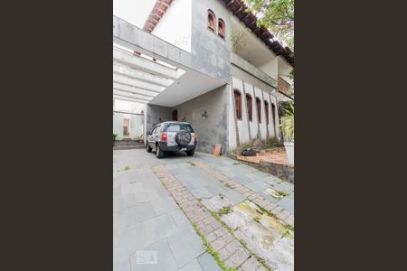 Casa à venda com 274m², 4 quartos e 5 vagas Casa à venda com 274m², 4 quartos e 5 vagasFrente