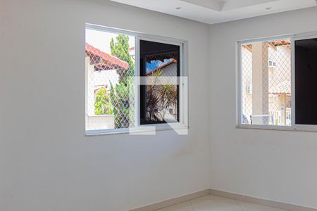 Sala de casa de condomínio à venda com 2 quartos, 74m² em Pechincha, Rio de Janeiro